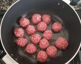 Une image de l'étape 3 de Boulettes de bœuf haché à la sauce et pâtes.