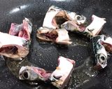 Hình bước làm 2 của món Canh Đầu Cá Mackerel Nấu Cà Chua & Ớt Chuông