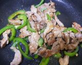 รูปขั้นตอนการทำที่ 2 ของ หมูผัดพริกหวาน