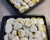 Sütőben sült hagymás krumpli sok sajttal: krémes és pikáns recept fázis 7 fotója