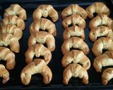 Foto del paso 7 de la receta: Medialunas de Manteca con harina leudante/ o de bizcocho