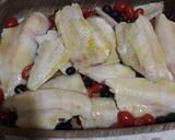 Foto del passaggio 1 della ricetta Nasello al forno con pomodorini e olive nere denocciolate