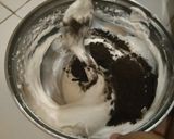 Foto langkah ke 3 dari resep Oreo ice cream roll.