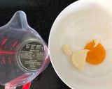 Hình bước làm 1 của món Sốt trứng gà (trét bánh mì thịt nguội)