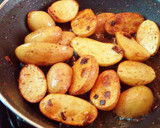 Foto del paso 7 de la receta: Patató con ajetes, setas y gambas