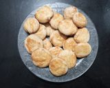 A picture of step 2 of Besan ke naan khatai.