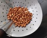 Foto langkah ke 2 dari resep Kacang tanah goreng asin.