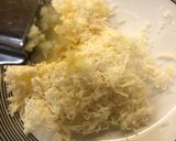 Szerecsendiós fokhagymakrémleves sajttócsnival recept fázis 4 fotója