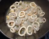 Foto del paso 2 de la receta: Fideuá de langostinos y calamar