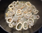 Foto del paso 2 de la receta: Fideuá de langostinos y calamar