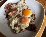Une image de l'étape 4 de Œufs au bacon à la plancha.