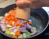 Foto del paso 3 de la receta: Huevos mollet, verdura y langostinos