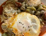 Foto del paso 8 de la receta: Habitas frescas y alcachofas, con chorizo y huevo