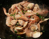 Foto del paso 17 de la receta: Jurel de cola rosada con manto de gambas y almejas