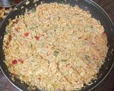 Foto del paso 5 de la receta: Empanadillas de merluza, gambas, palitos de cangrejo y huevo duro al horno con ensalada