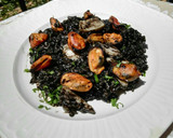 Foto del paso 10 de la receta: Arroz negro con sepia y mejillones