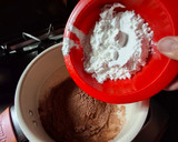 Foto del paso 5 de la receta: Torta rellena de chocolate decorada con chantilly de chocolate