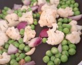A picture of step 2 of Creamy Matar cauliflower soup.