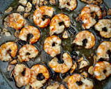 Foto del paso 3 de la receta: Poke de arroz castaño con salmón marinado y langostinos al ajillo