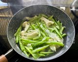 Hình bước làm 3 của món Bông Cải Trắng và Đậu Cô Ve Xào Nấm Hương Khô