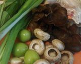 Foto langkah ke 1 dari resep Capcay kuah ayam jamur.