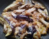 Foto del paso 2 de la receta: Berenjenas🍆con cebolla🌰 caramelizada🥙 y ajo🍯🌯