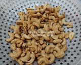 Foto langkah ke 4 dari resep Kacang Mede Goreng Bawang Putih.