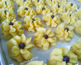 Foto langkah ke 3 dari resep Kue Semprit Mawar 🌹.