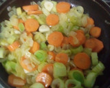 Foto del paso 7 de la receta: Horneado de jamoncitos de pollo con patatas a la naranja