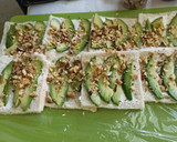 Foto del paso 2 de la receta: Rollitos de aguacate nueces y miel