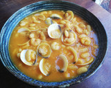 Foto del paso 4 de la receta: Alubias con almejas y gambas en amarillo 🦐🍲