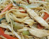 Foto del paso 8 de la receta Tallarines con pak choi, verduras, pollo y salsa de soja