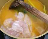 Foto langkah ke 2 dari resep Sup Kuning Ikan Dory Fillet.