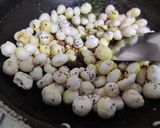 A picture of step 4 of Makhana Bhel.