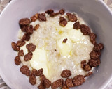 Foto del paso 4 de la receta: Gachas de avena con mix de frutos secos, uvas pasas y chocolate