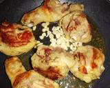 Foto del paso 3 de la receta: Muslo de pollo al ajillo con pasas y pasta de tomate