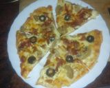 Foto del paso 3 de la receta Pizza de jamón serrano, champiñones y aceitunas negras