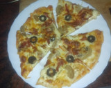Foto del paso 3 de la receta: Pizza de jamón serrano, champiñones y aceitunas negras