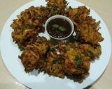 A picture of step 4 of Crispy Palak Aloo Piaz Pakora😋💚💛.