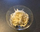 Foto del passaggio 3 della ricetta Insalata di sedano rapa (céleri rémoulade)