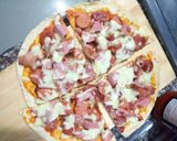 Foto del paso 4 de la receta: Pizza de carnes, súper fácil 🍕🥓