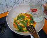 Foto langkah ke 4 dari resep Indomie Nyemek mix Daun Gingseng Jawa.