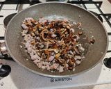 Foto del passaggio 3 della ricetta Pasta con funghi e salsiccia di norcia