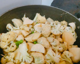 गोभी आलू की सूखी सब्जी (Gobi aloo ki sukhi sabzi recipe in Hindi) रेसिपी चरण 3 फोटो