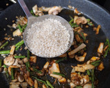 Foto del paso 3 de la receta: Paella de secreto de cerdo, espárragos trigueros y setas variadas