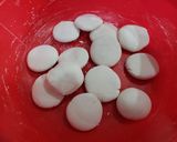 Hình bước làm 3 của món Mâm bánh thập cẩm : ram ít, bột lọc, nậm