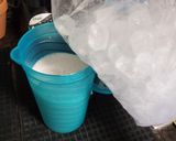 Foto del paso 3 de la receta: Agua de fresa y leche