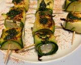 Foto del passaggio 4 della ricetta Involtini di zucchina e feta scottati con salsa menta e peperoncino o pepe rosa