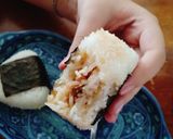 Hình bước làm 4 của món Onigiri bằng khuôn cho bé tập làm cơm nắm