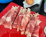 Foto langkah ke 1 dari resep Pork Enoki Roll.